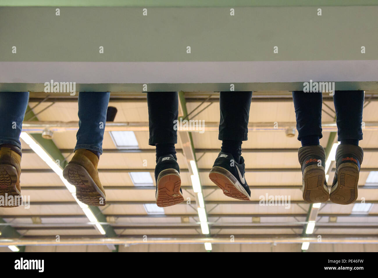 10.03.2018. RIGA, Lettonia. Differente tipo di scarpe e scarponi sulle gambe. Foto Stock