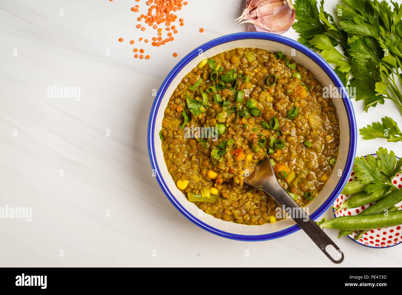 Curry di lenticchie, cucina Indiana, tarka dal, sfondo bianco, copia dello spazio. Cibo vegan. Pulire il concetto di mangiare. Foto Stock