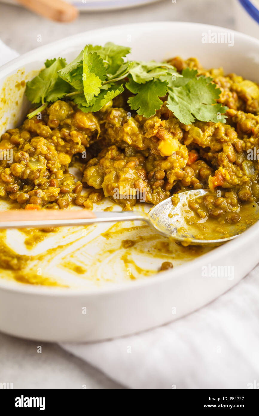 Curry di lenticchie, cucina Indiana, tarka dal, sfondo bianco. Cibo vegan. Pulire il concetto di mangiare. Foto Stock