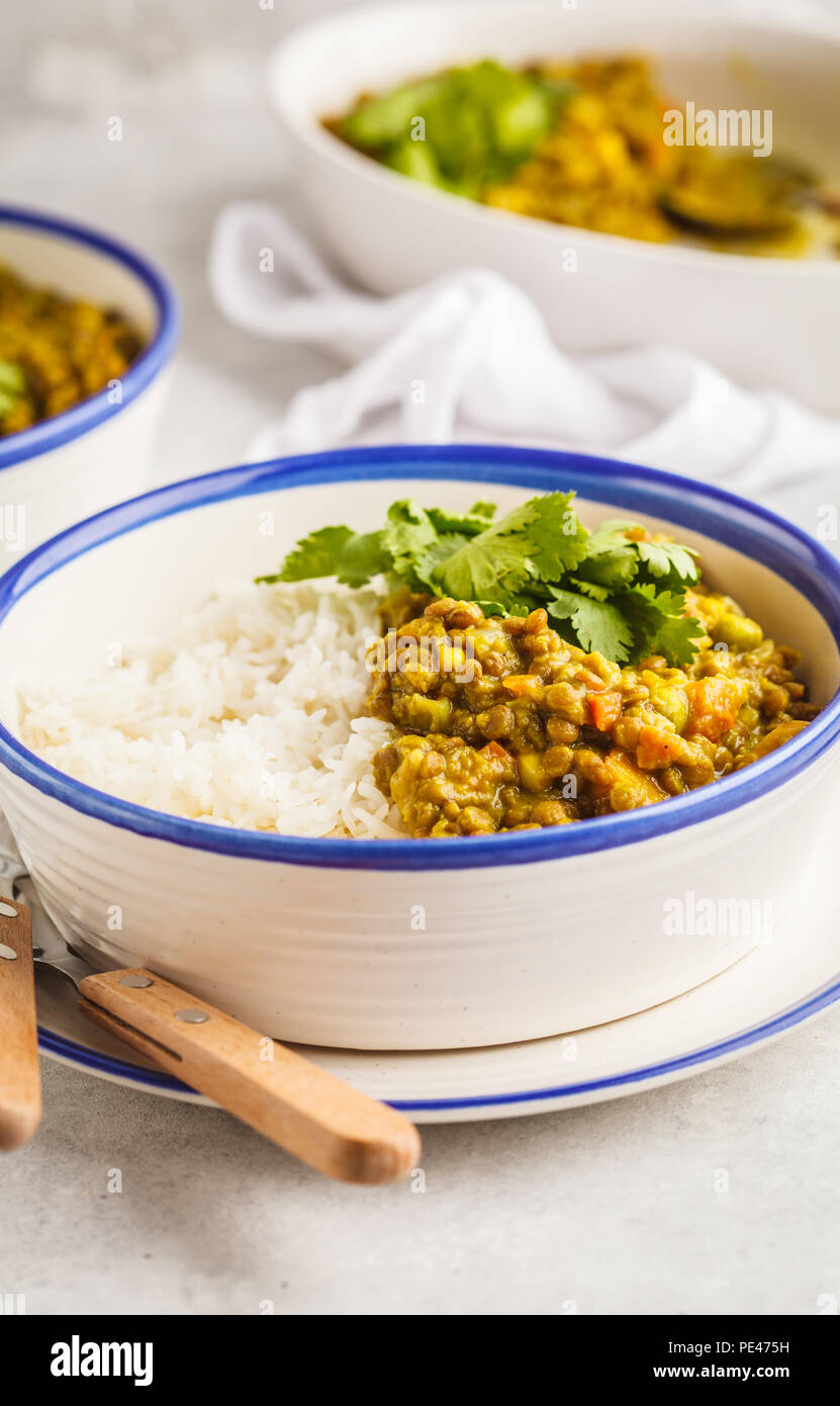 Curry di lenticchie con riso, cucina Indiana, tarka dal, sfondo bianco. Cibo vegan. Pulire il concetto di mangiare. Foto Stock