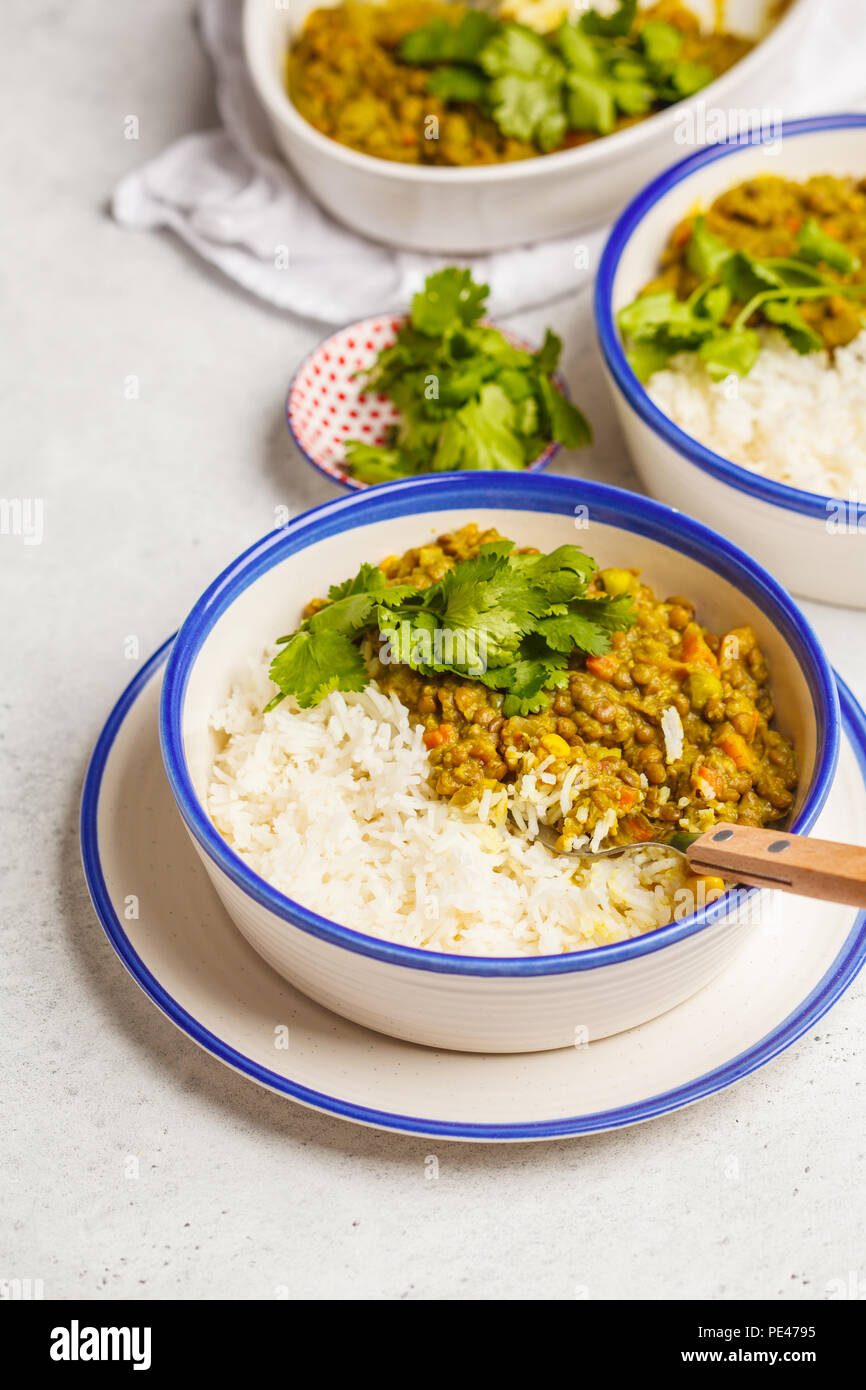 Curry di lenticchie con riso, cucina Indiana, tarka dal, sfondo bianco. Cibo vegan. Pulire il concetto di mangiare. Foto Stock