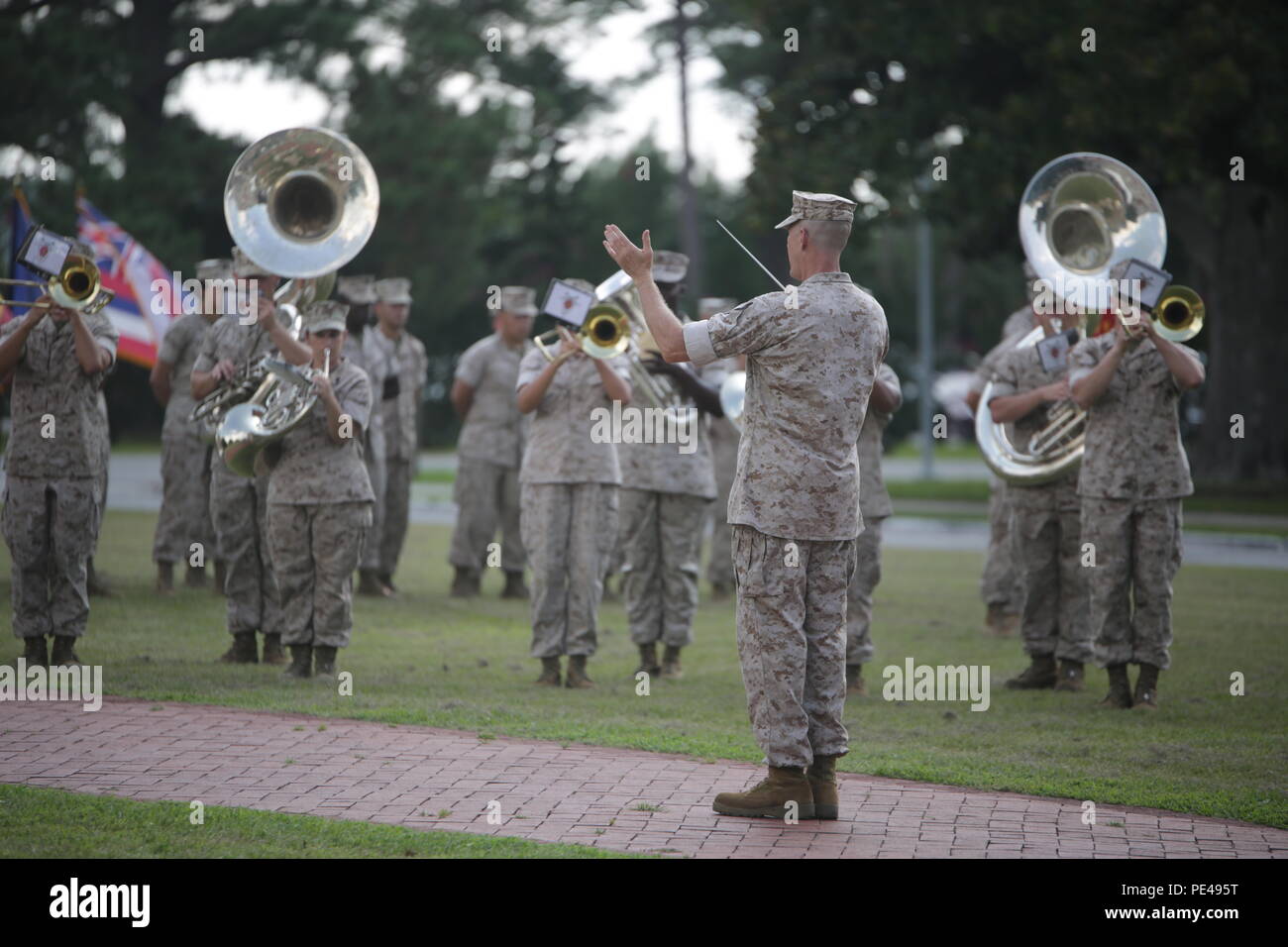 2d Divisione Marine band suona durante il ventiquattresimo Marine Expeditionary Unit il mutamento della cerimonia di comando. (U.S. Marine Corps foto) Foto Stock