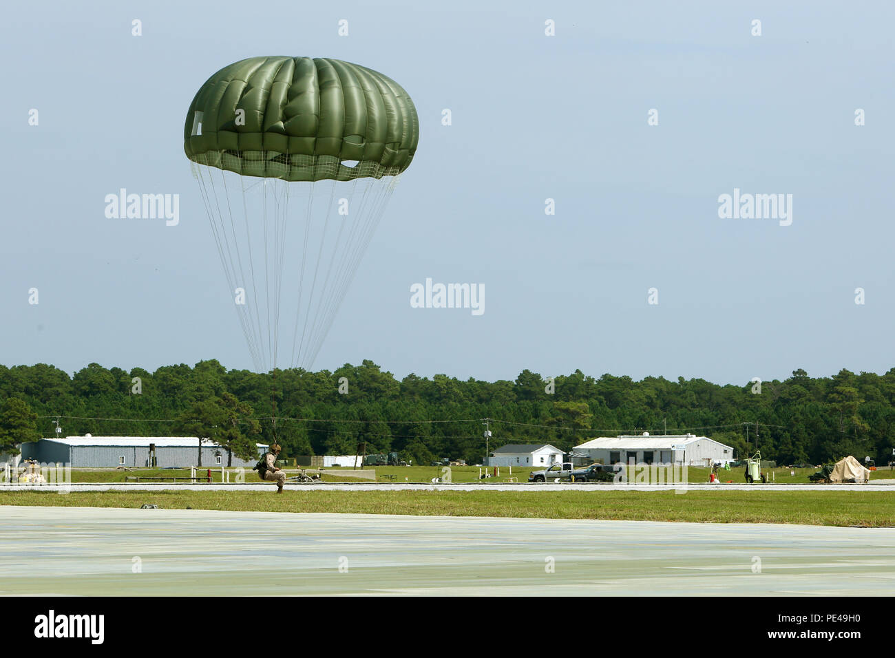 Il 2 settembre 2015, un Marine con il 2nd radio Battalion, II Marine Expeditionary Force, atterrò durante le operazioni di paracadute al Marine Corps Auxiliary Landing Field Bogue, Carolina del Nord. I Marines hanno condotto salti di linea statici da un MV-22 Osprey a 1.250 piedi. L'esercizio si è concentrato sulla precisione dell'atterraggio, sulle procedure di salto, sul lavoro di squadra e sulla prontezza operativa. Le operazioni di paracadute sviluppano capacità di inserimento, abilità nell'addestramento aereo e capacità di coordinamento essenziali per le missioni di spedizione. Foto Stock