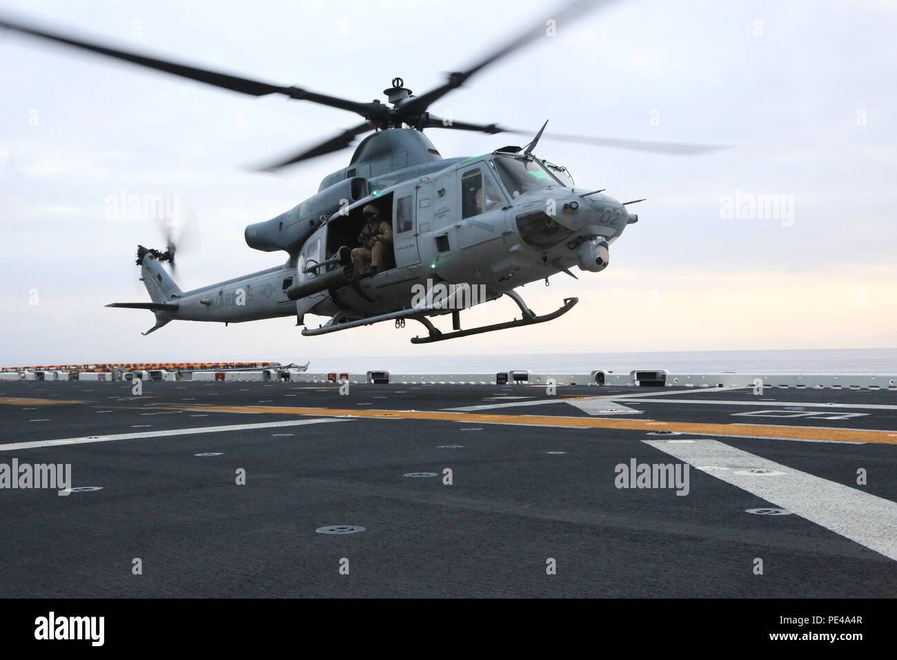 Stati Uniti Marines con Marine Attacco leggero elicottero Squadron (HMLA) 469, aviazione elemento di combattimento 1Marine Expeditionary Brigade volare un UH-1Y Huey a sostegno di esercizio Alba Blitz, Sett. 5, 2015. Alba Blitz 2015, una multinazionale comune esercizio di anfibio, promuove l'interoperabilità tra la Marina, Marine Corps e i partner della coalizione. (U.S. Marine Corps photo by Lance Cpl. Eryn L. Edelman, 3D MAW Combattere la telecamera/rilasciato) Foto Stock