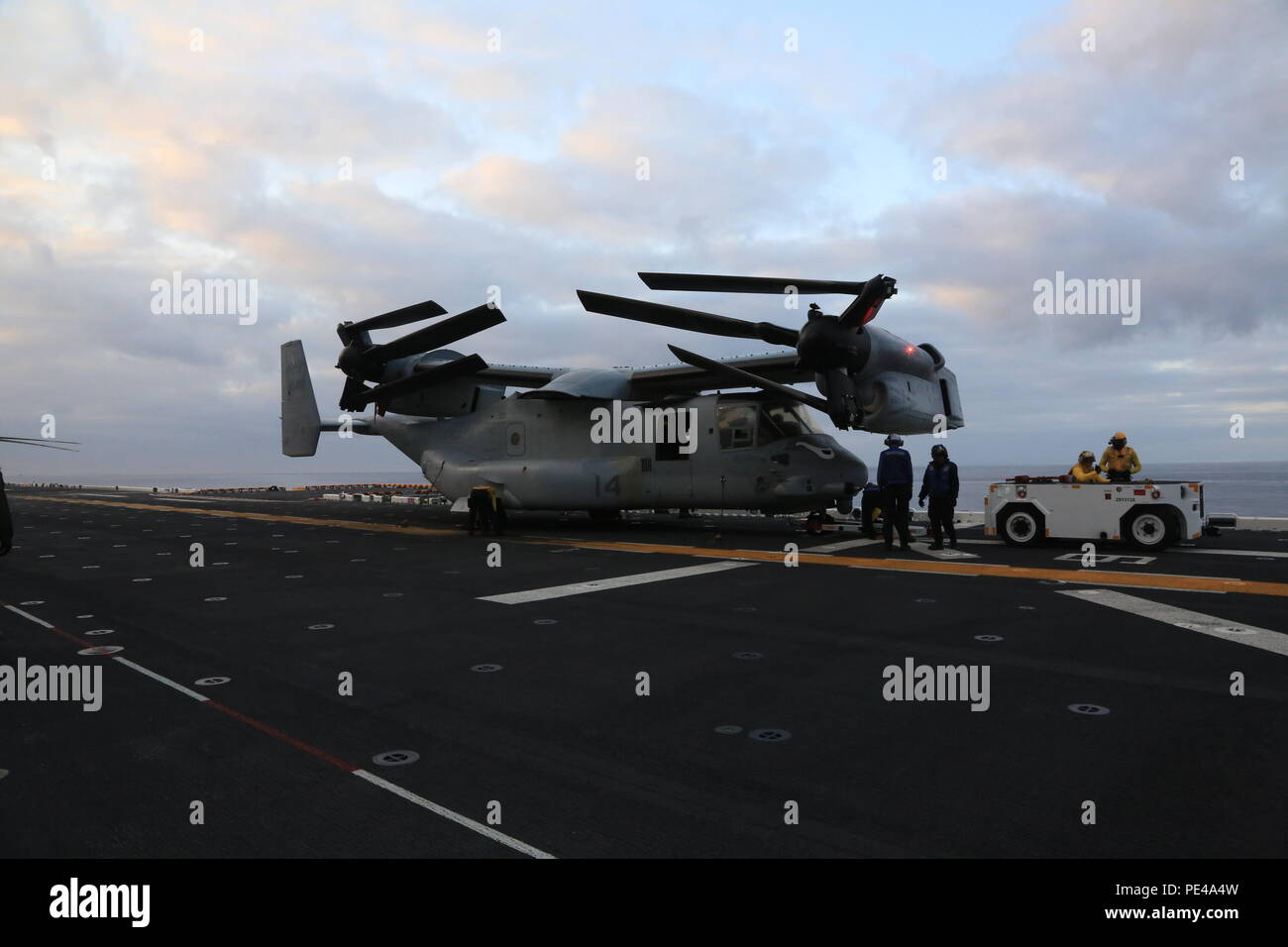Stati Uniti I marinai della marina fase gli aeromobili a sostegno di esercizio Alba Blitz, Sett. 5, 2015. Alba Blitz 2015, una multinazionale comune esercizio di anfibio, promuove l'interoperabilità tra la Marina, Marine Corps e i partner della coalizione. (U.S. Marine Corps photo by Lance Cpl. Eryn L. Edelman, 3D MAW Combattere la telecamera/rilasciato) Foto Stock