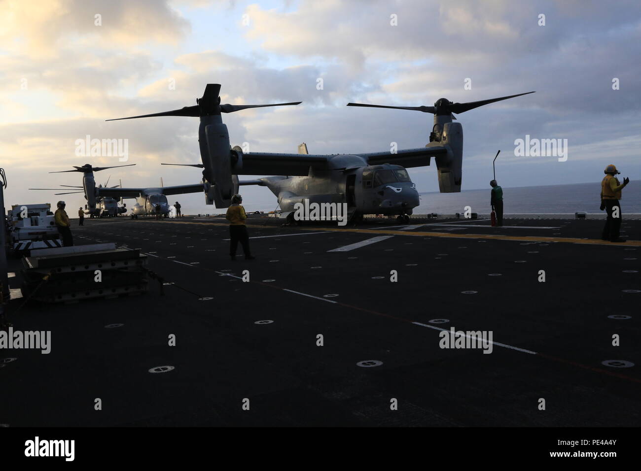 Stati Uniti I marinai della marina fase gli aeromobili a sostegno di esercizio Alba Blitz, Sett. 5, 2015. Alba Blitz 2015, una multinazionale comune esercizio di anfibio, promuove l'interoperabilità tra la Marina, Marine Corps e i partner della coalizione. (U.S. Marine Corps photo by Lance Cpl. Eryn L. Edelman, 3D MAW Combattere la telecamera/rilasciato) Foto Stock