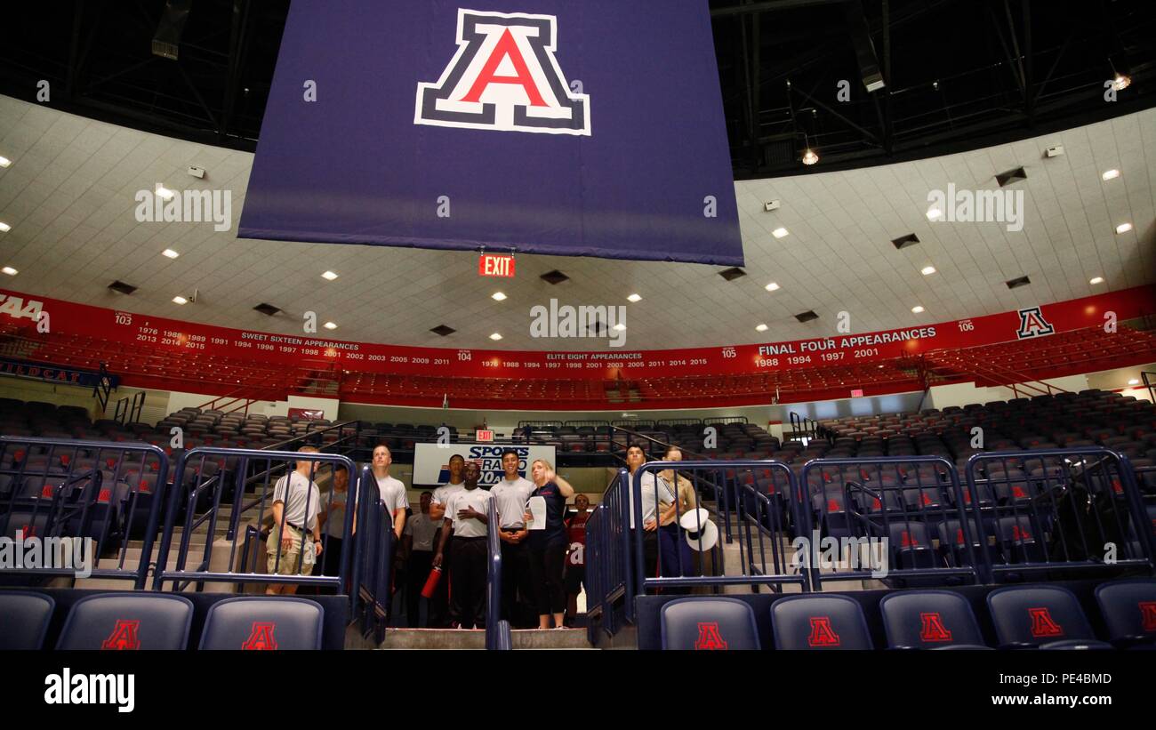 Il All-Marine soccer team visita McKale Memorial Centre presso la University of Arizona durante il tour dei loro impianti sportivi a Tucson, in Arizona, Sett. 9, 2015. L evento è stato il primo a All-Marine soccer team supportati come parte della settimana Marino Phoenix. Foto Stock