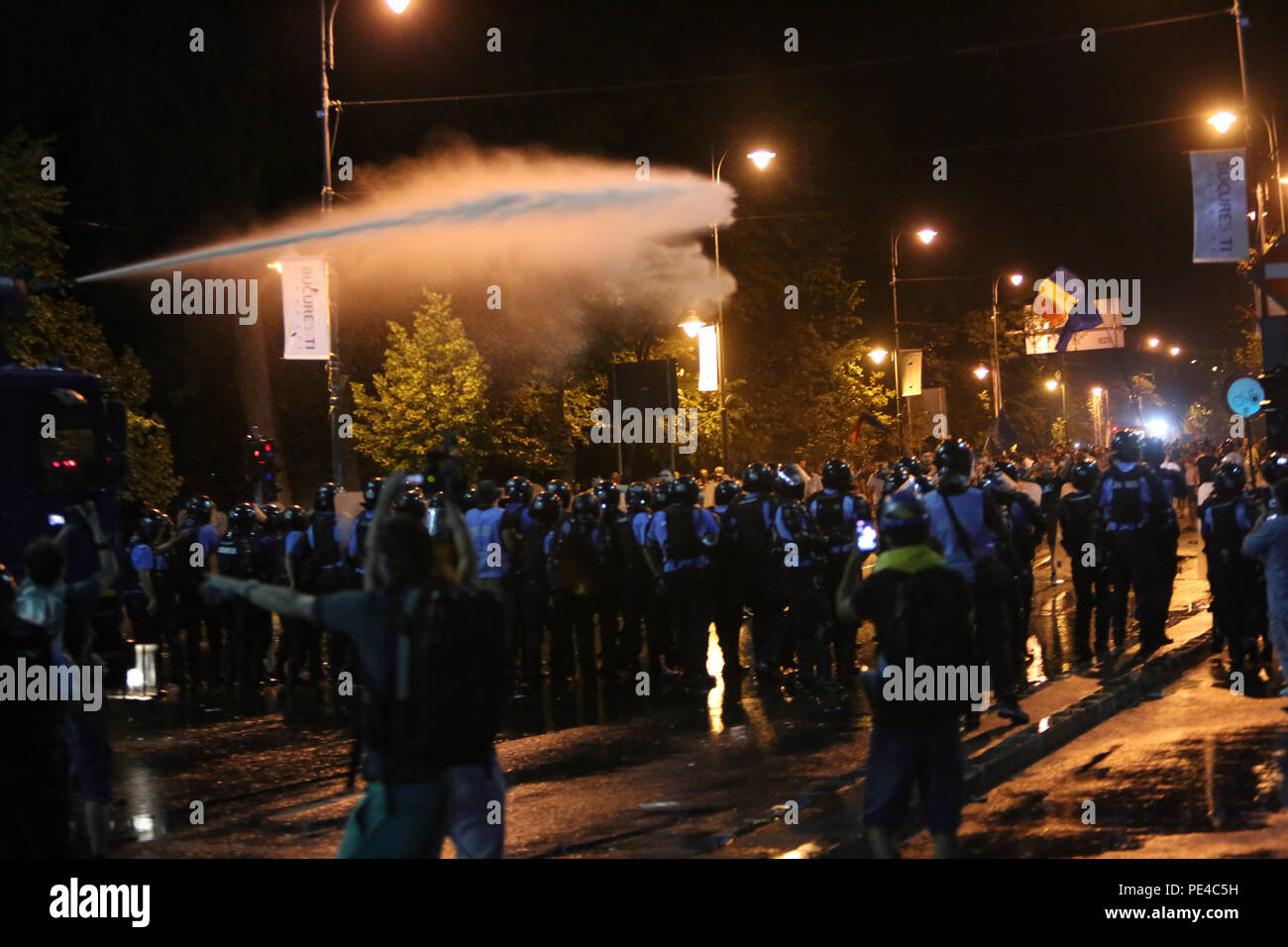 Bucarest, Romania - 10 agosto 2018: cannoni acquatici sono utilizzati durante il violento governo anti-protesta a Bucarest. Foto Stock