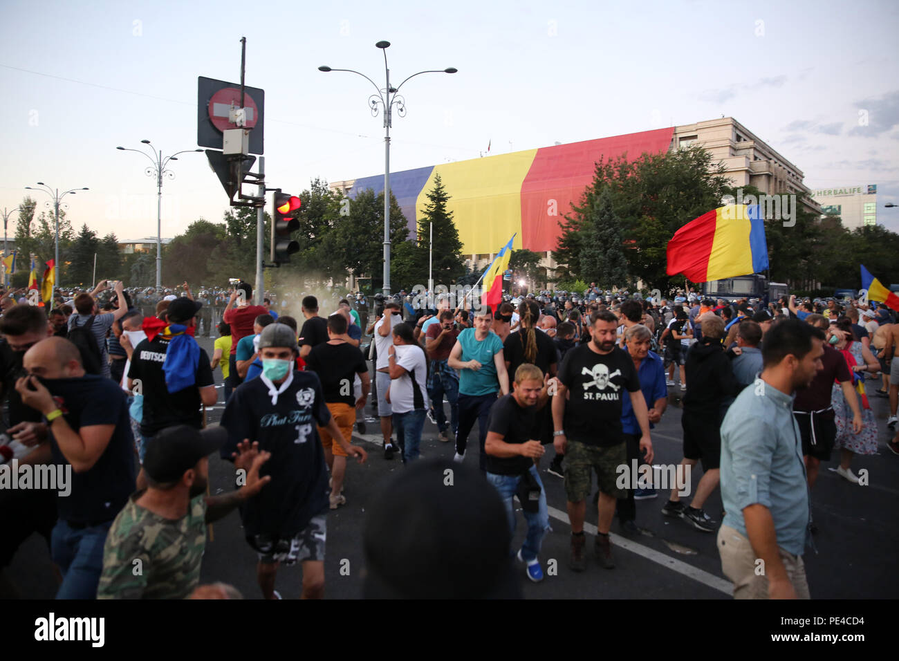 Bucarest, Romania - 10 agosto 2018: decine di migliaia di persone partecipano al violento governo anti-protesta a Bucarest. Oltre 400 persone che ho Foto Stock