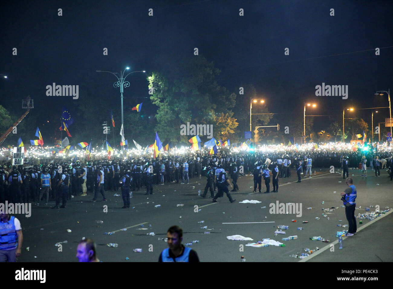 Bucarest, Romania - 10 agosto 2018: decine di migliaia di persone partecipano al violento governo anti-protesta a Bucarest. Foto Stock