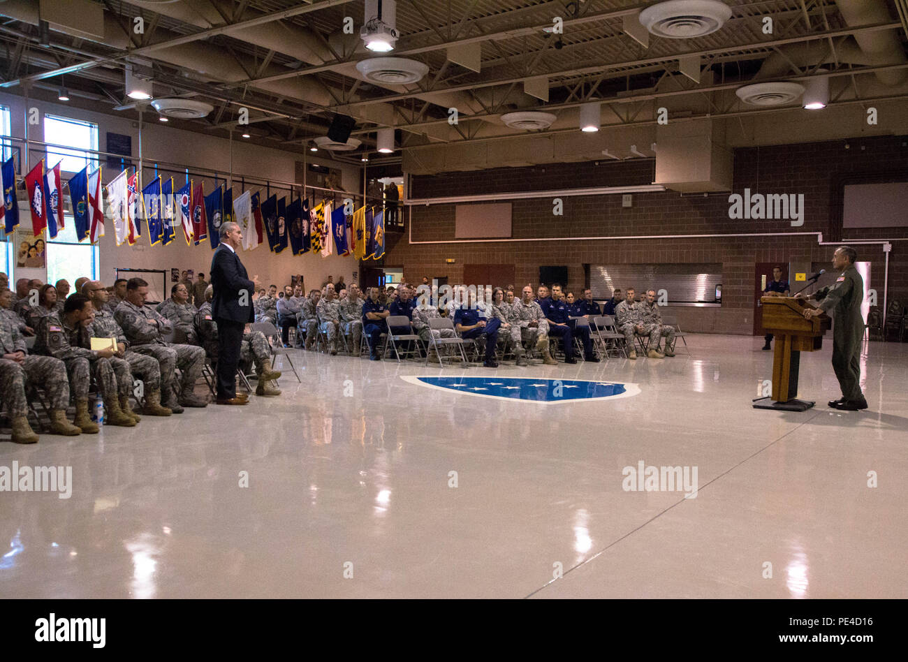 Adm. Harry B. Harris Jr., U.S. Pacifico Comando commander, ascolta una domanda posta da Mike O'Hare, Direttore della Divisione di Alaska di Homeland Security e di gestione di emergenza, durante l'Admiral's visita con i membri dell'Alaska Guardia Nazionale e DEGLI STATI UNITI Coast Guard e il reparto di militari e degli Affari dei Veterani di personale presso la Guardia Nazionale armory su base comune Elmendorf-Richardson, Sett. 9, 2015. (U.S. Esercito nazionale Guard foto di Sgt. Marisa Lindsay) Foto Stock