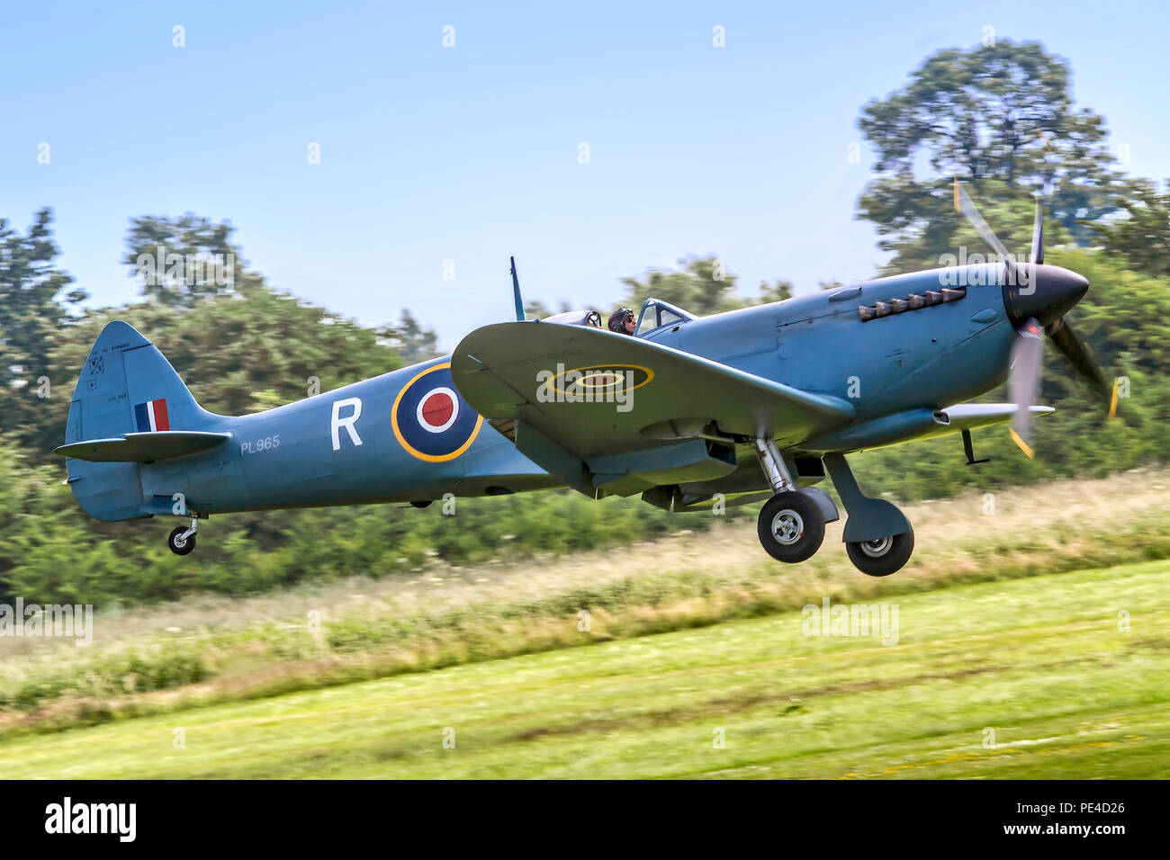 Peter Teichman porta il suo 1944 Spitfire PR.XI PL965 per un atterraggio a Old Warden, Bedfordshire nel 2013. Foto scattate con una Canon EOS7D fotocamera. Foto Stock
