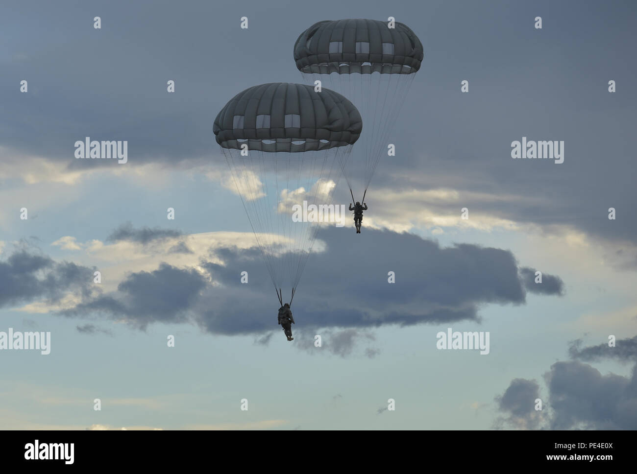 I soldati assegnati a U.S. Esercito Alaska condurre un'operazione aerea con USARAK Comandante generale esercito il Mag. Gen. Bryan Owens da CH-47 elicotteri Chinook oltre Malemute zona di caduta sulla giunzione base Elmendorf-Richardson, Alaska, Sett. 10, 2015. USARAK è una componente centrale dell'esercito di ribilanciamento al Pacifico, fornendo due completamente mission-brigata pronto combattere i team pronti per posizionare elementi unitari ovunque in tutta l'Pac-Rim entro 18 ore di preavviso e è univocamente posizionati entro nove ore di volo da 90 percento del mondo più altamente popolate. (U.S. Air Force foto/Justin C Foto Stock