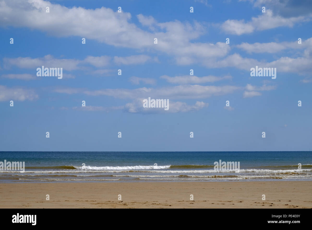 Cloudscape di Cumulus nubi nel cielo di estate blu sul mare vicino a Skegness, Lincolnshire, Regno Unito Foto Stock