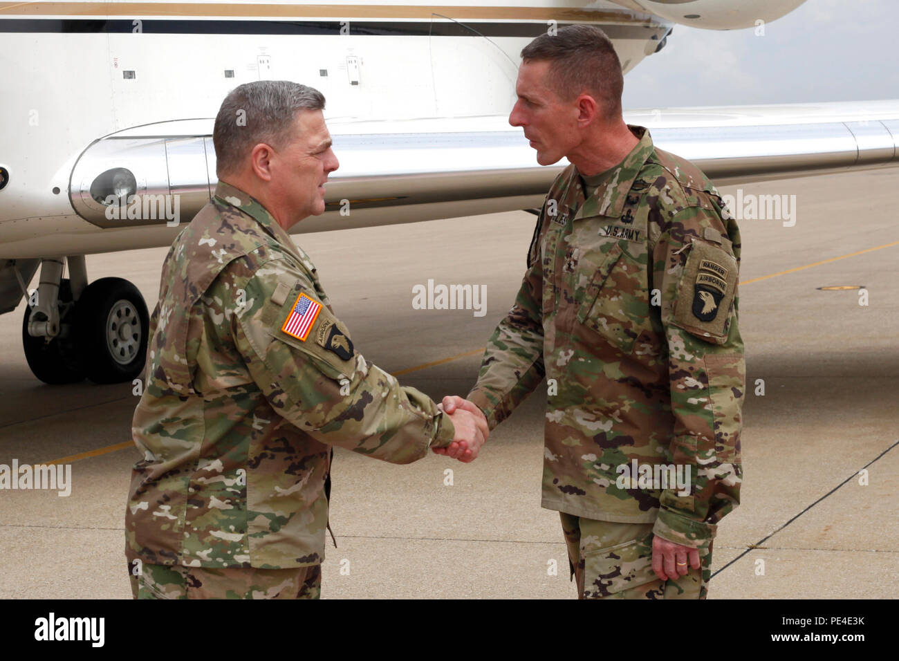 Il generale Mark Milley, 39° Capo di Stato maggiore dell'esercito, si incontra con i leader a Fort Campbell l'11 settembre 2015 per discutere della preparazione della forza. L'incontro includeva comandanti della 101st Airborne Division (Air Assault), concentrandosi sulla preparazione di soldati, unità e leader per potenziali contingenti e operazioni in corso in Afghanistan e Iraq. Le discussioni hanno sottolineato l'addestramento, la prontezza operativa, la gestione della forza e l'integrazione con le capacità di assalto aereo della divisione Screaming Eagles. Foto Stock