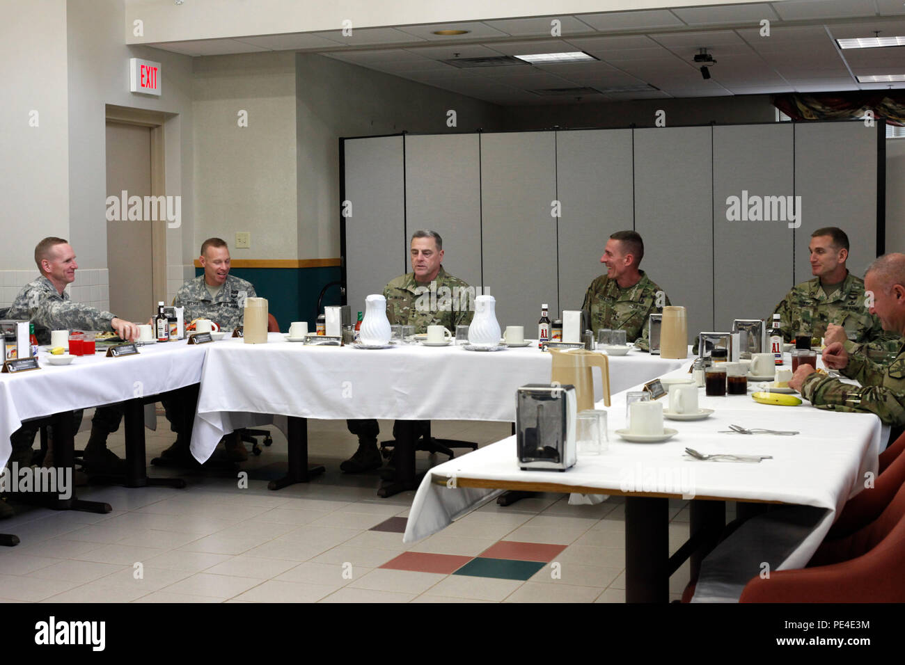 Il generale Mark Milley, 39° Capo di Stato maggiore dell'esercito, e i leader della 101st Airborne Division (Air Assault) si incontrarono a Fort Campbell, Kentucky, l'11 settembre 2015 per rivedere la prontezza della forza. Il pranzo si concentrò sulla preparazione di soldati, unità e leadership per le contingenze operative, le missioni in corso, i requisiti di addestramento e il mantenimento della capacità operativa della Screaming Eagles Air Assault Division. Foto Stock