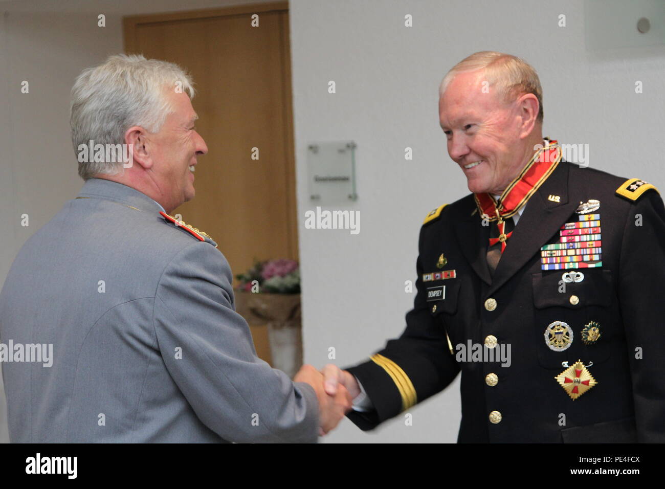 Gen. Volker Wieker, capo della difesa per forze armate tedesche, presenta gen. Martin Dempsey, presidente del Comune di Capi di stato maggiore per gli Stati Uniti Le Forze Armate, il Cavaliere Comandante la croce dell'Ordine al Merito della Repubblica federale di Germania nel corso di una cerimonia condotta presso il Ministero federale della difesa a Berlino sett. 10, 2015. Foto Stock