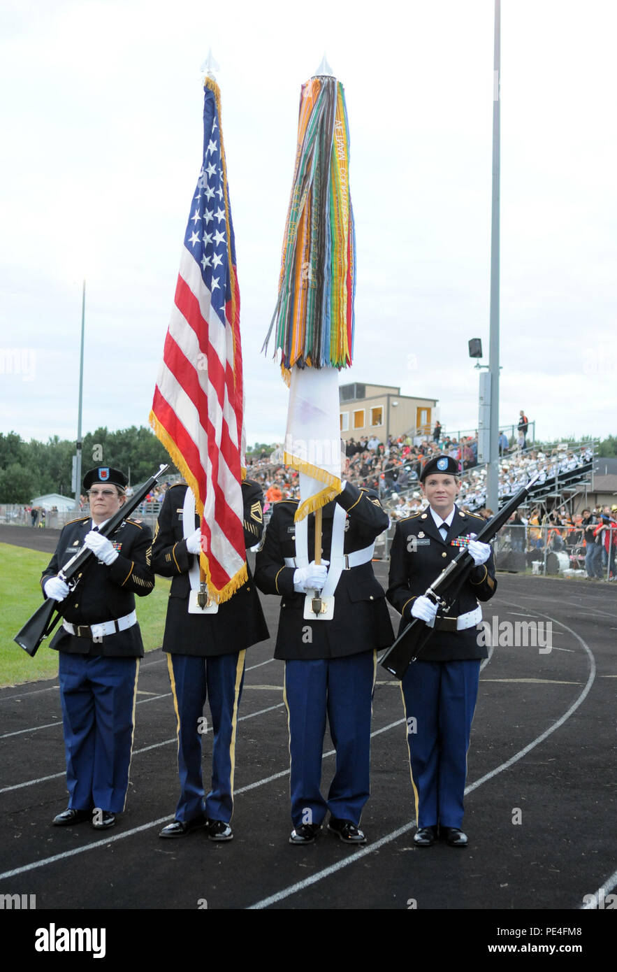 La riserva di esercito di soldati del 88th sostegno regionale il comando, Master Sgt. Maria Tysdal, Sgt. 1. Classe Timothy Pierce, Master Sgt. Steven Ferguson, e Master Sgt. Elissa Habenicht presente le Nazioni colori come parte di un Patriota giorno in omaggio presso la West Salem High School nel sud-ovest del Wisconsin, Sett. 11, 2015. La riserva di esercito di soldati del 88th RSC uniti Wisconsin europee del West Salem e Onalaska durante un 9/11 Ricordo omaggio. Il tributo ha avuto luogo appena prima di una partita di calcio tra le due città ed è servito come una celebrazione unificante di tutti coloro che hanno servito e sacrificati Foto Stock