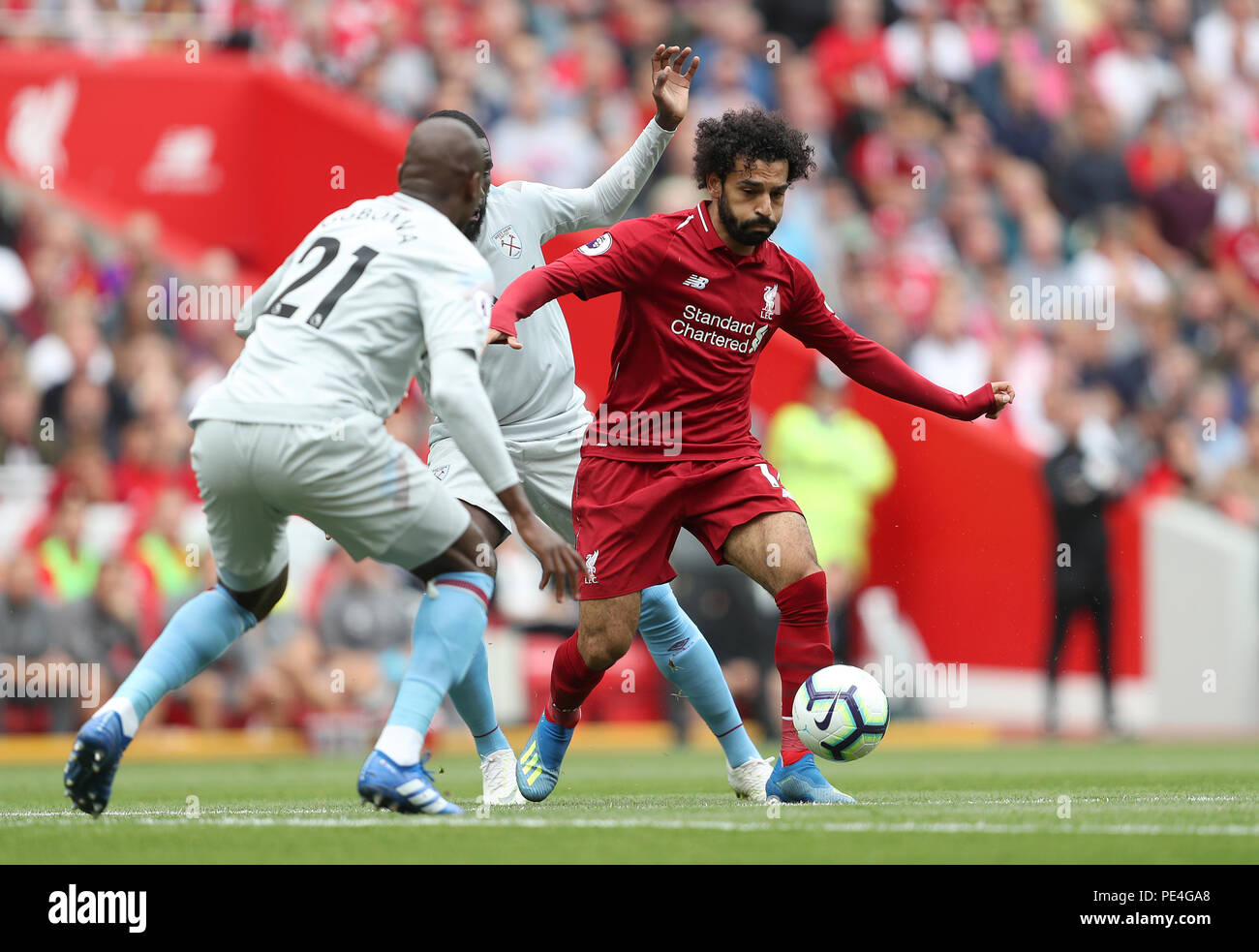 Liverpool è Mohamed Salah (destra) in azione durante il match di Premier League ad Anfield, Liverpool. Foto Stock