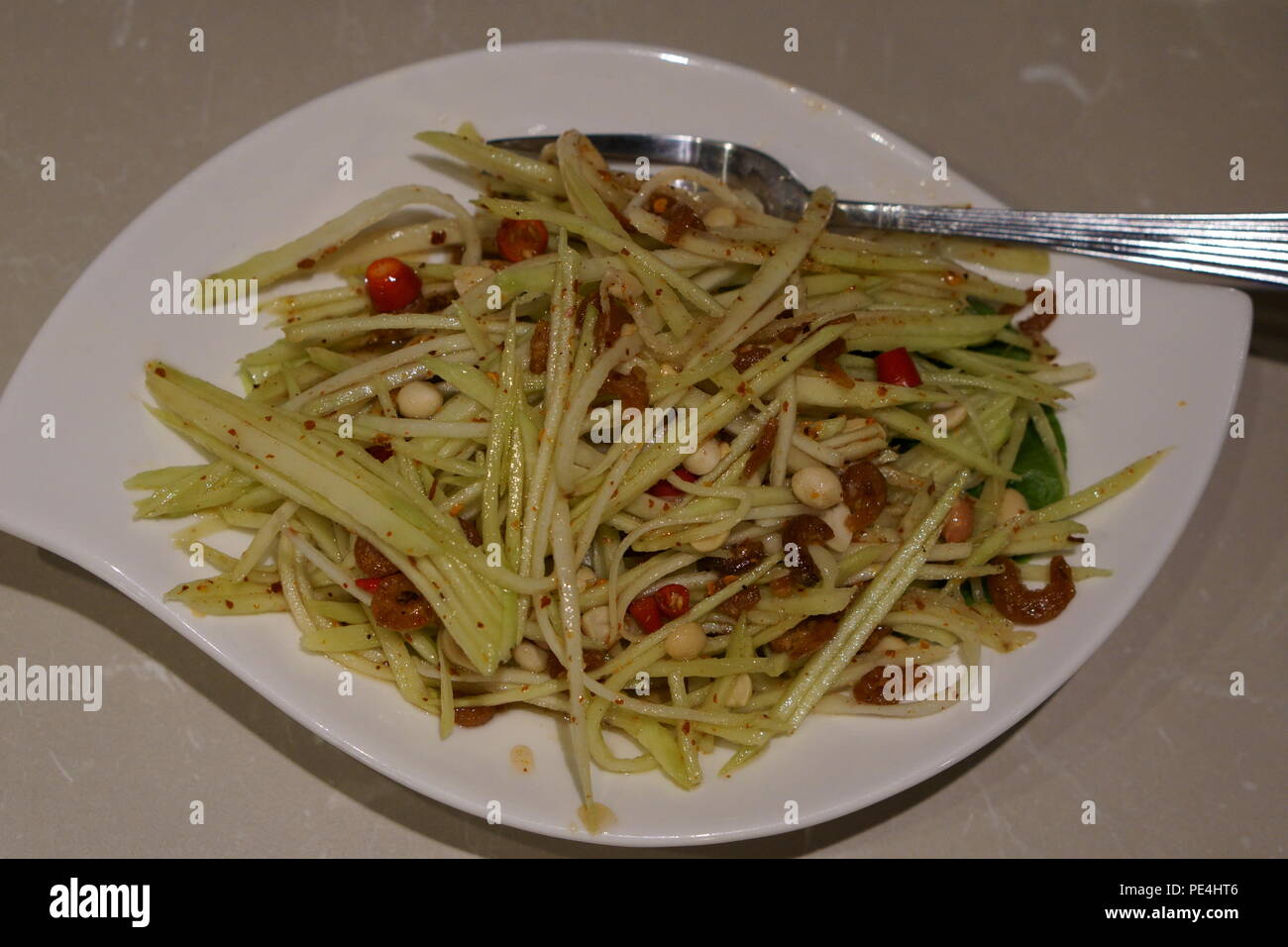 Thai Green Mango Salad(non-veg) con secchi gamberetti Foto Stock