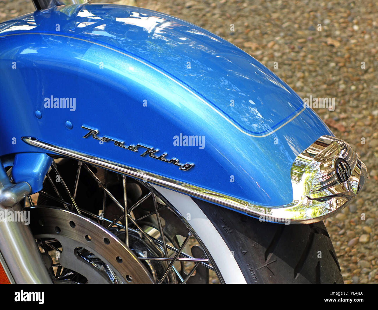 Un Road King nome distintivo sul parafango anteriore di una Harley-Davidson  FLHRC Road King moto,che mostra anche la piena parete bianca pneumatici  Foto stock - Alamy