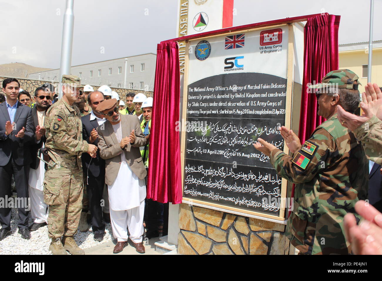 Stati Uniti Esercito Col. Tom Tickner, direttore Joint-Engineer combinato, combinata per la sicurezza nella fase di transizione, Command-Afghanistan assiste con lo scoprimento di una lapide che ricorda il completamento dell'esercito nazionale afghano Officer Academy costruzione sett. 16. Le strutture e il curriculum per la scuola sono basati sull'esercito britannico dell'accademia militare reale Sandhurst, e fornire una formazione in Afghanistan la prossima generazione di leader militari. (Militari USA FOTO DI Lt.j.g. La carità Edgar/rilasciato) Foto Stock