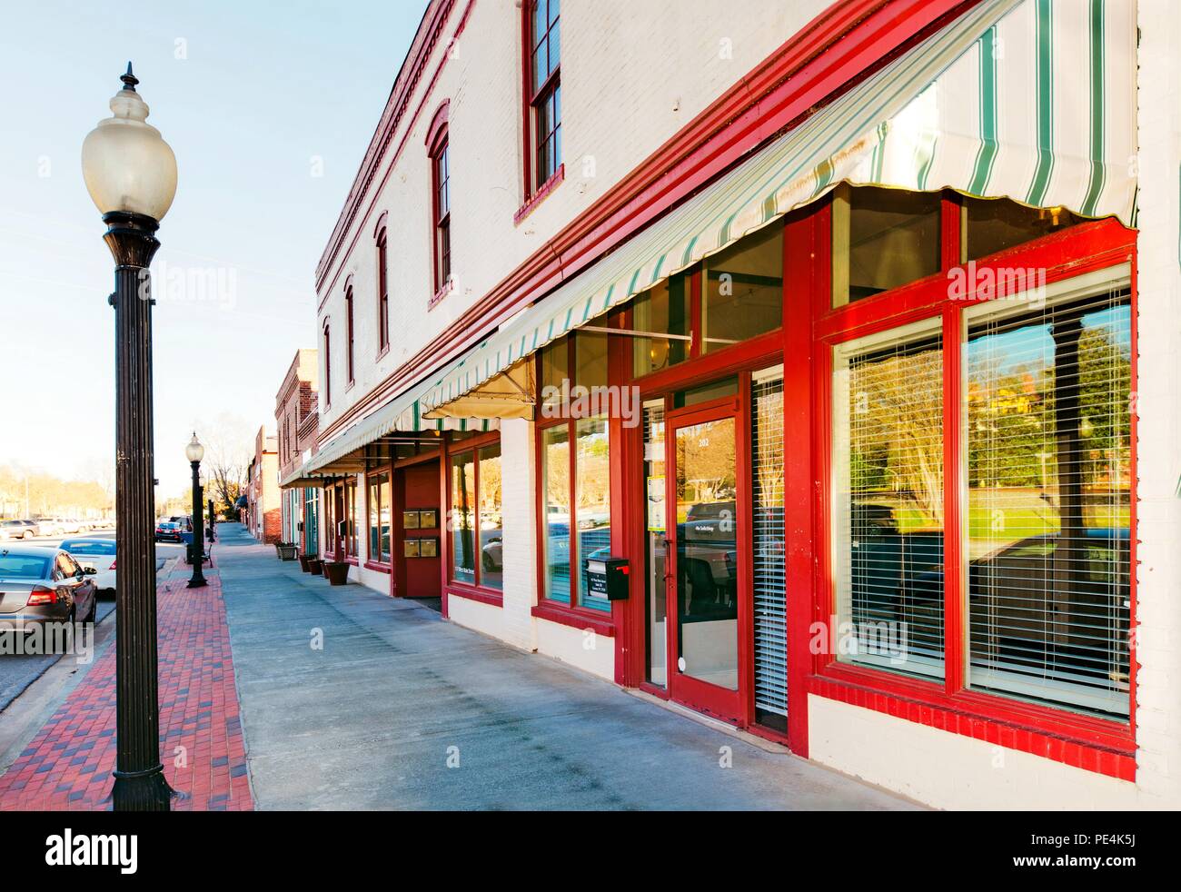 Una vista di colorati negozi giù il vecchio centro cittadino di Garner, North Carolina. Foto Stock