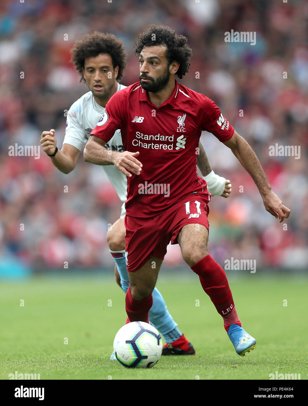 Liverpool è Mohamed Salah (destra) in azione con il West Ham United di Felipe Anderson durante il match di Premier League ad Anfield, Liverpool. Foto Stock