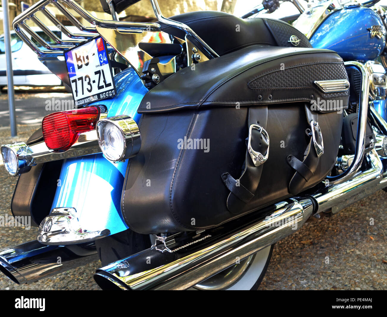 Primo piano vista posteriore del cuoio gerle su un blu Harley-Davidson FLHRC Road King moto preso dal basso angolo Foto Stock