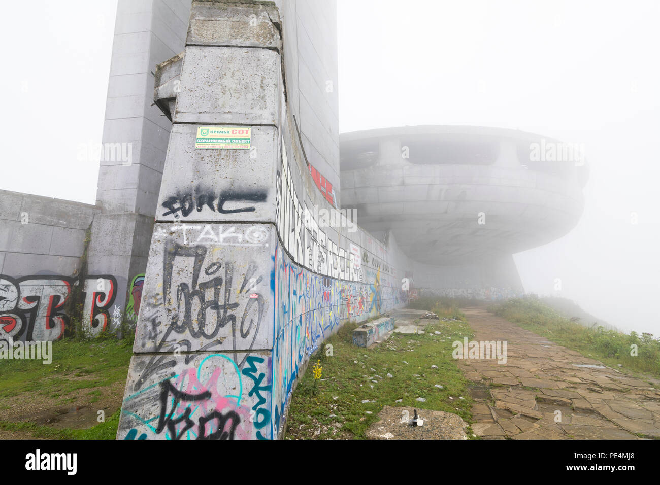 Abbandonato il monumento comunista Buzludzha nella nebbia, Bulgaria Foto Stock