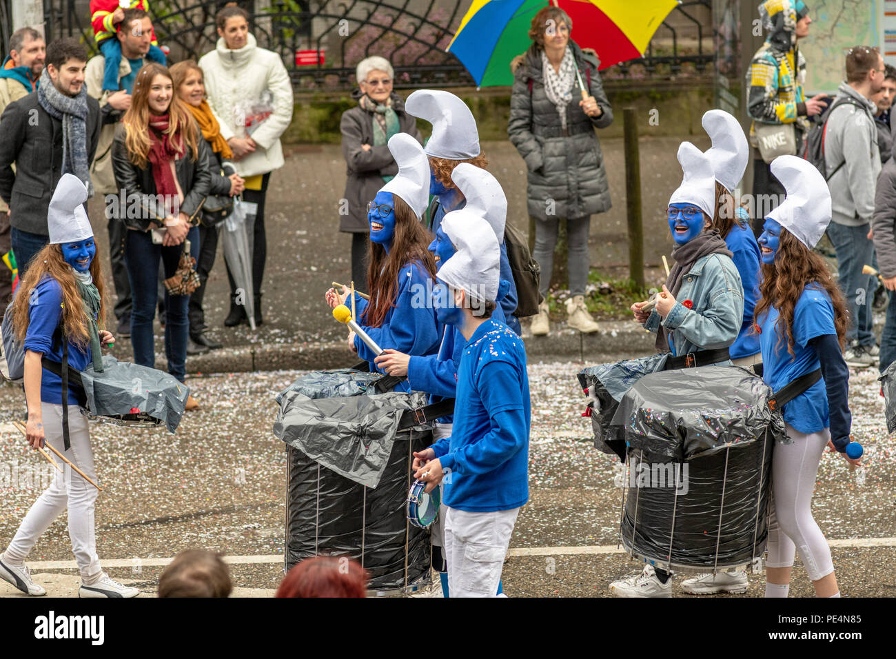 Musicisti vestiti da murfs con cappellini frigi, banda di marching, sfilata di carnevale di Strasburgo, Alsazia, Francia, Europa, Foto Stock
