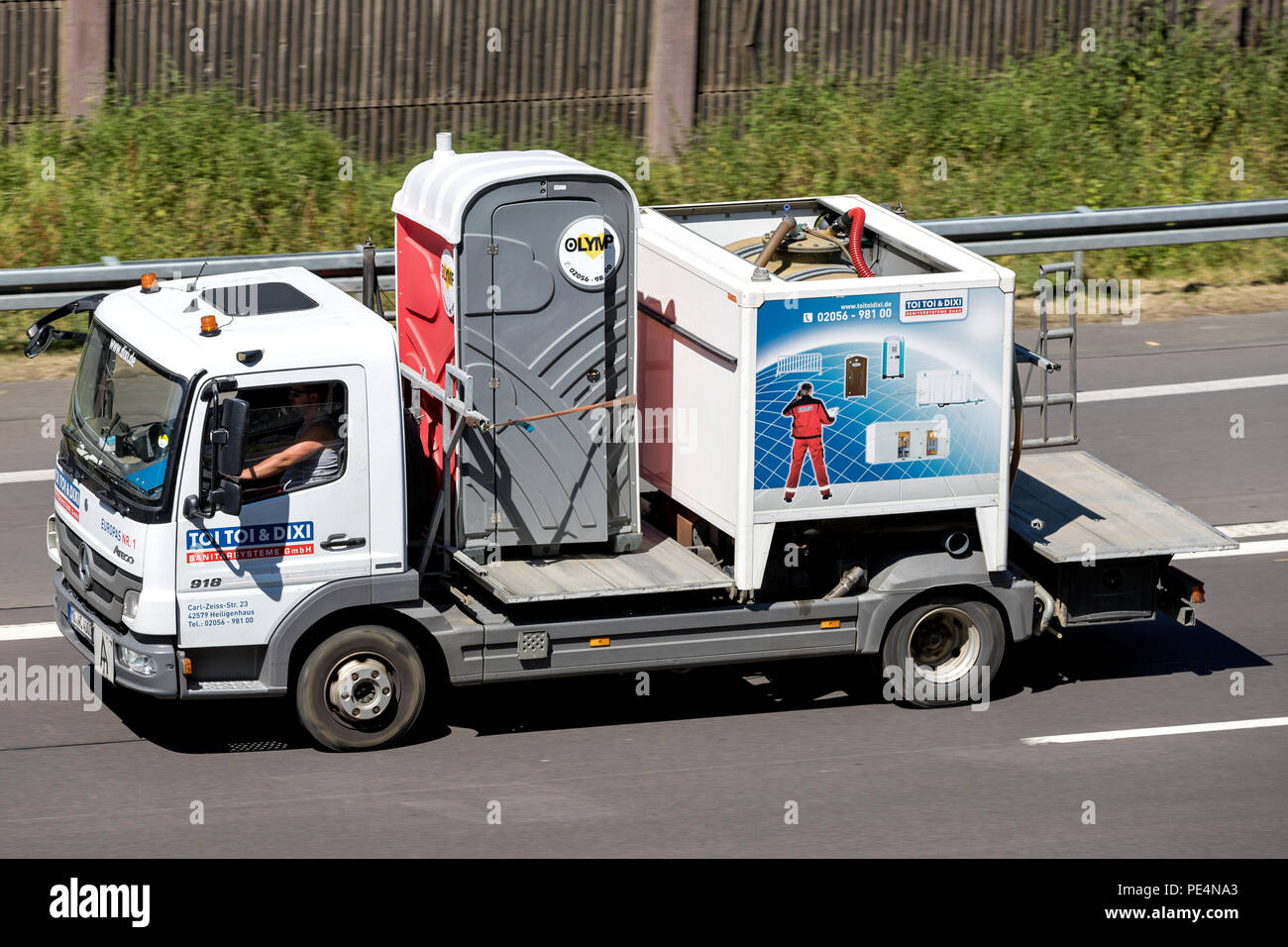 TOI TOI & DIXI carrello su autostrada. TOI TOI & DIXI (Gruppo ADCO) è la più grande mobile soluzioni sanitarie la società e si basa in 33 countriesworldwide. Foto Stock