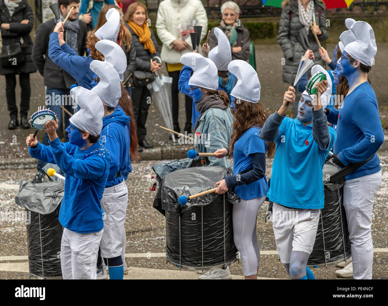 Musicisti vestiti come i puffi, Marching Band, Strasburgo sfilata di carnevale, Alsazia, Francia, Europa Foto Stock