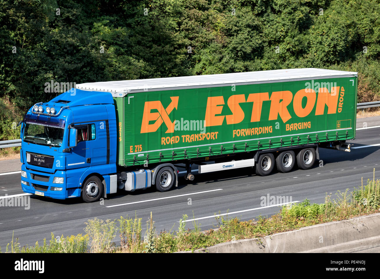 Estron carrello su autostrada. Estron è un fornitore di logistica che offre trasporto, magazzinaggio, nolo marittimo, il trasporto aereo, inoltro e attività di chiatta. Foto Stock