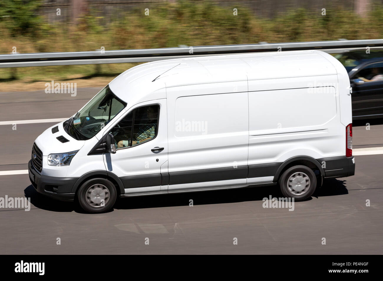 Ford Transit in autostrada. Ford Transit è una gamma di veicoli commerciali leggeri prodotta da Ford dal 1965. Foto Stock