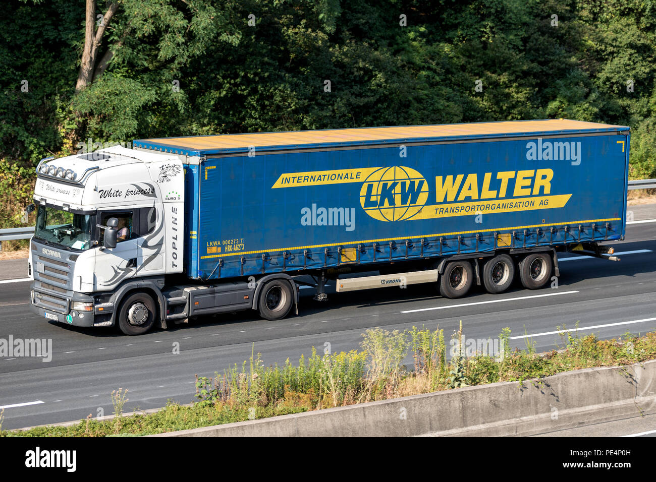 LKW Walter carrello su autostrada. Dal 1984 LKW WALTER ha svolto un lavoro pionieristico nello sviluppo del trasporto combinato per ferrovia/strada. Foto Stock