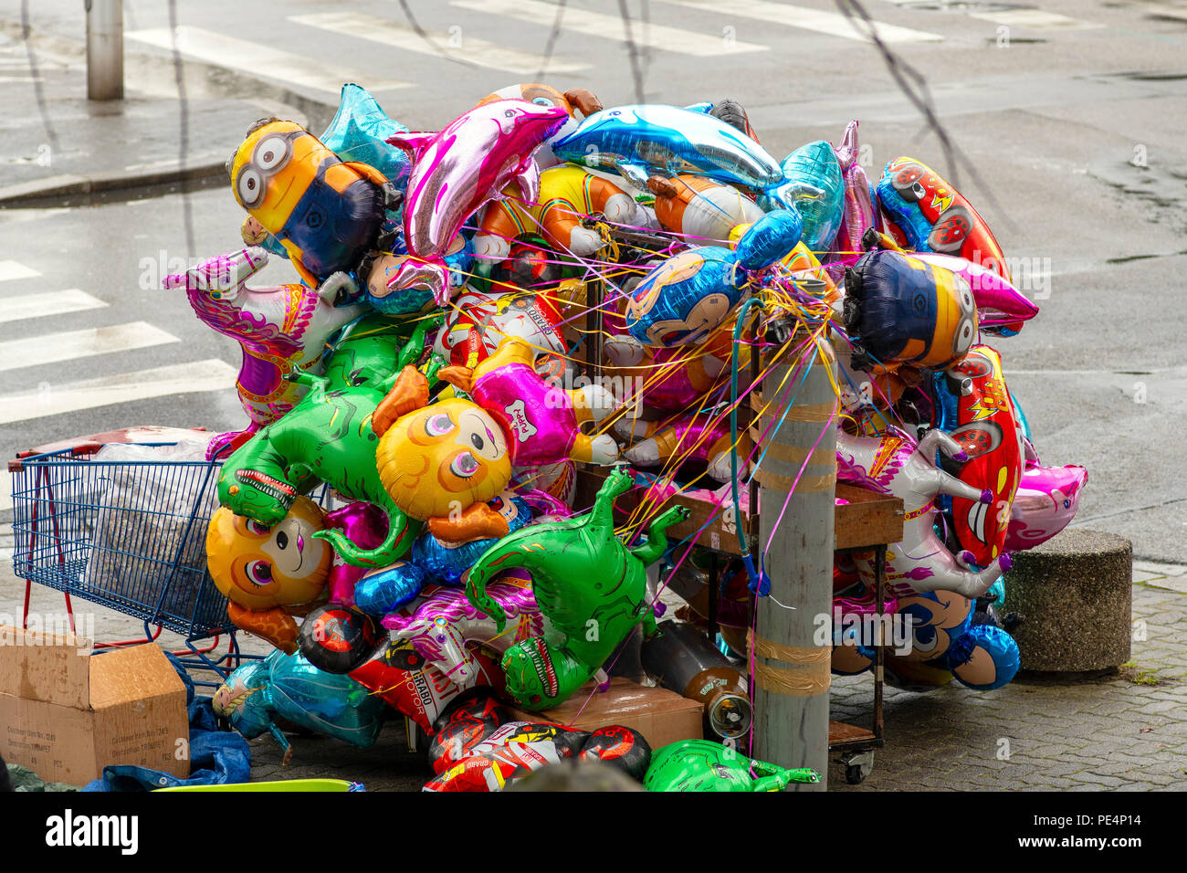 Grappolo di palloncini stabilite dalla pioggia, Strasburgo sfilata di carnevale, Alsazia, Francia, Europa Foto Stock