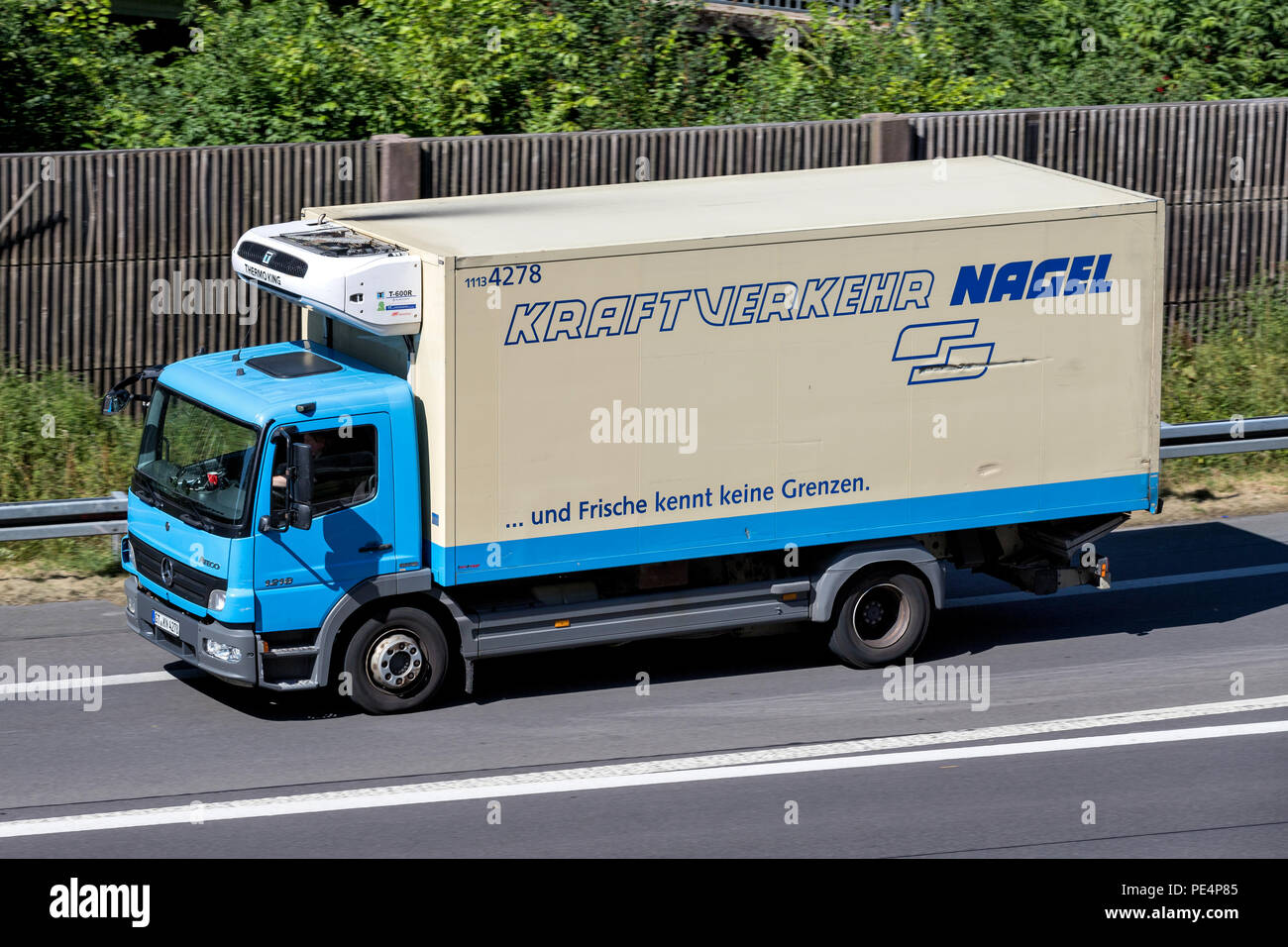 Nagel-Group carrello su autostrada. Nagel-Group è una logistica tedesca, specializzata nella logistica alimentare, con circa 100 filiali in 16 paesi. Foto Stock
