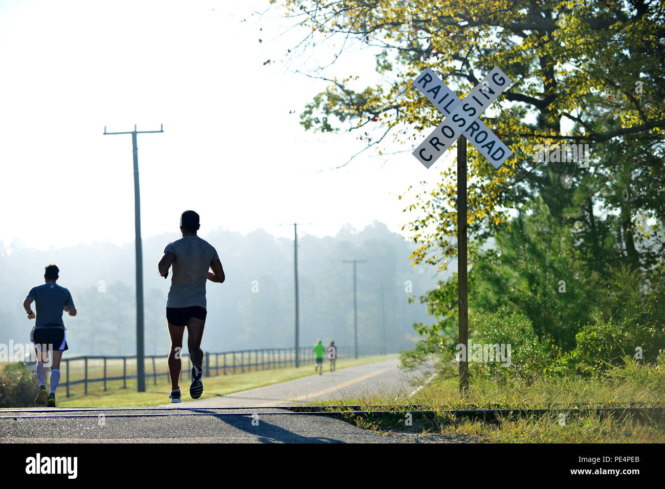 Isola di gelso Mezza Maratona di approccio ai partecipanti al giro di boa della gara a Fort Eustis, Virginia, Sett. 19, 2015. Il corso ha passato i partecipanti non solo scorci naturali, ma i siti storici come il Matthew James House e un inizio di American fabbrica di mattoni Situato sulla Fort Eustis. (U.S. Air Force photo by Staff Sgt. Natascia Stannard/rilasciato) Foto Stock