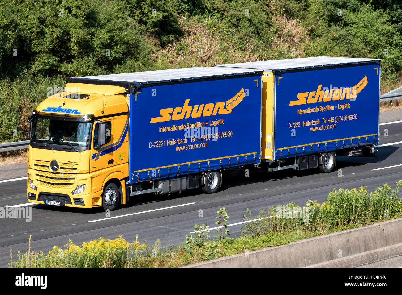 Schuon carrello su autostrada. Schuon è un tedesco la società di logistica con 300 spediti camion e 66.000 mq di superficie di magazzino. Foto Stock