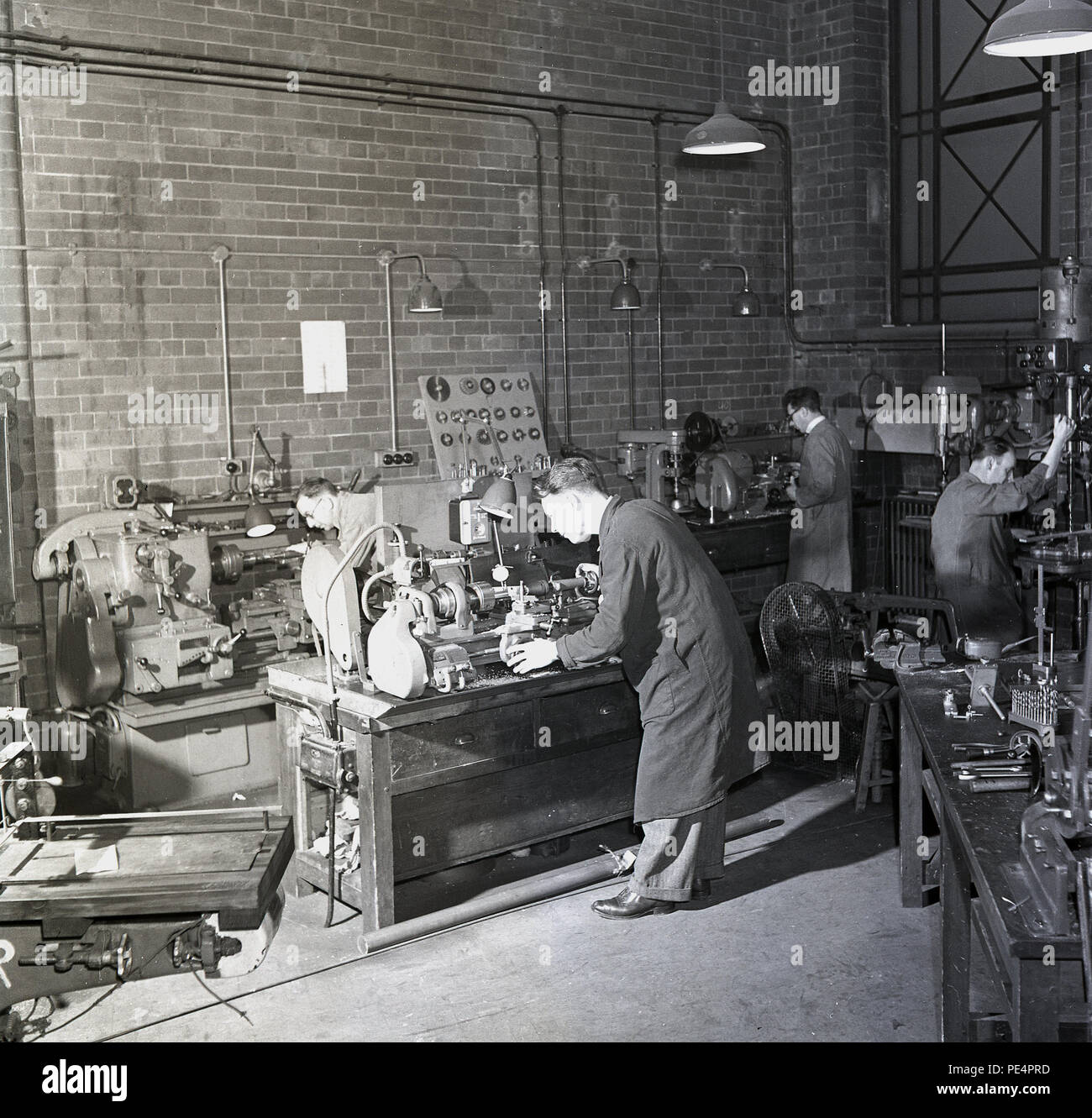 Degli anni Cinquanta, uomini al lavoro in un toolshop o reparto di manutenzione per le attrezzature di una università di scienza laboratori , in Inghilterra, Regno Unito. Foto Stock