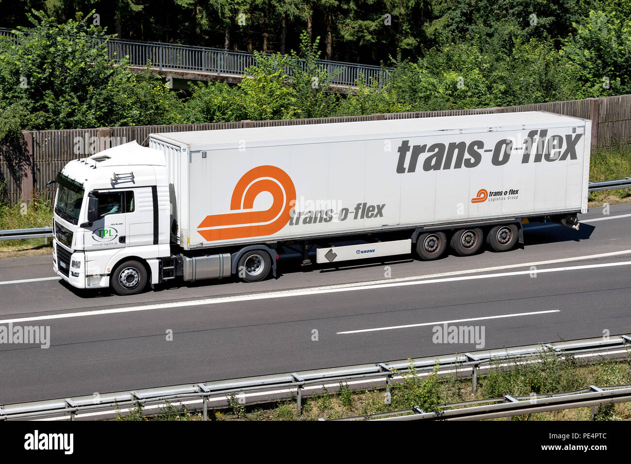 Trans-o-flex carrello su autostrada. trans-o-flex competenza fondamentale consiste nel fornire soluzioni logistiche per i prodotti farmaceutici. Foto Stock