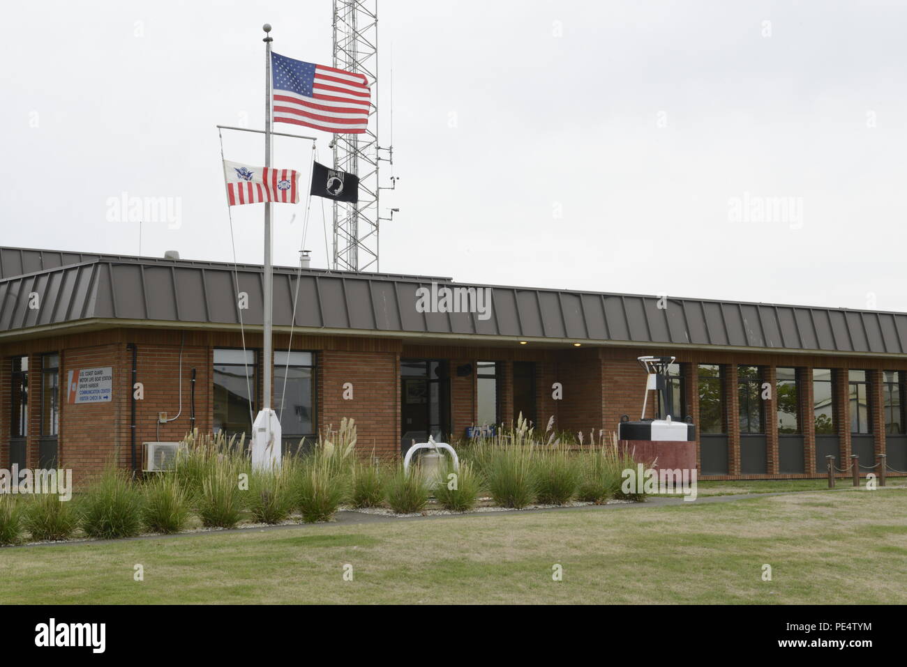 La parte anteriore della Stazione della Guardia Costiera Grays Harbor in Westport, nello Stato di Washington, è raffigurato, Sett. 14, 2015. La stazione equipaggio e l'area di responsabilità si estende più di 63 miglia lungo il litorale di Washington, dal fiume Queets nel nord, a Ocean Park nel Sud e 50 miglia al largo. (U.S. Coast Guard foto di Sottufficiali di terza classe Amanda Norcross) Foto Stock