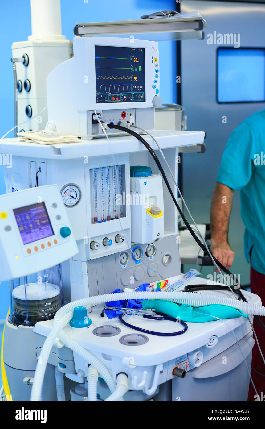 Monitoraggio di segno vitale del paziente in sala operatoria. medico cheking presso i segni