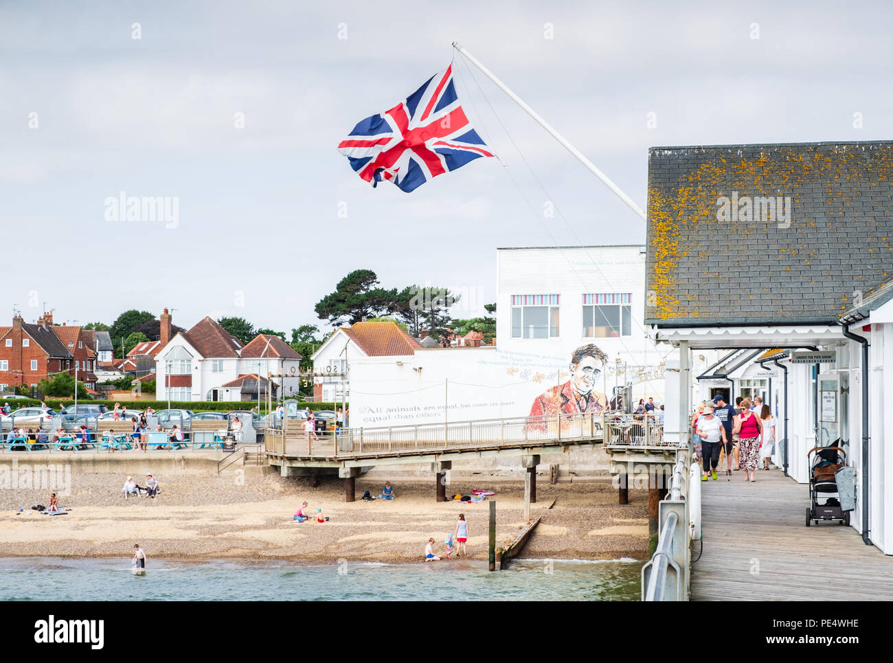 Il molo Southwold, Suffolk, guardando indietro verso un murale raffigurante l'autore George Orwell (Eric Arthur Blair) dall'artista puro male Foto Stock