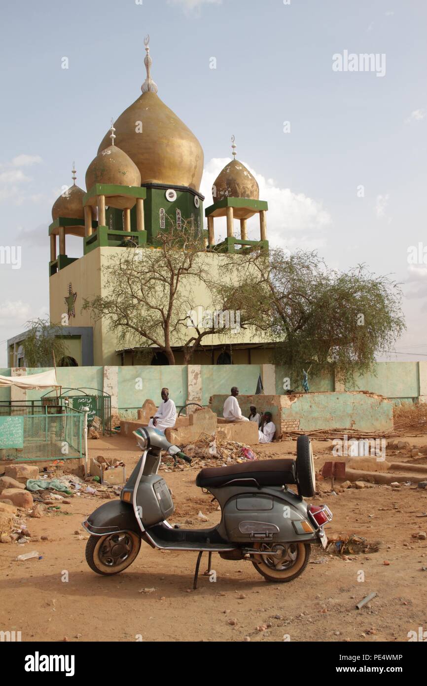 Cerimonia Sufi ogni domenica nel cimitero di Omdurman , Khartoum, Sudan Foto Stock