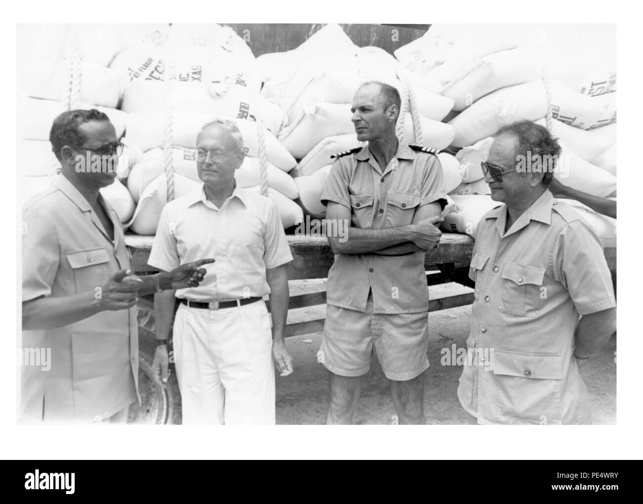 Arrivo di PL-480 Titolo I Farina, da sinistra a destra, il ministro delle Finanze, lo Sceicco Mohamed Osman; ambasciatore Peter ponti; capitano della nave; Louis A. Cohen. Foto Stock