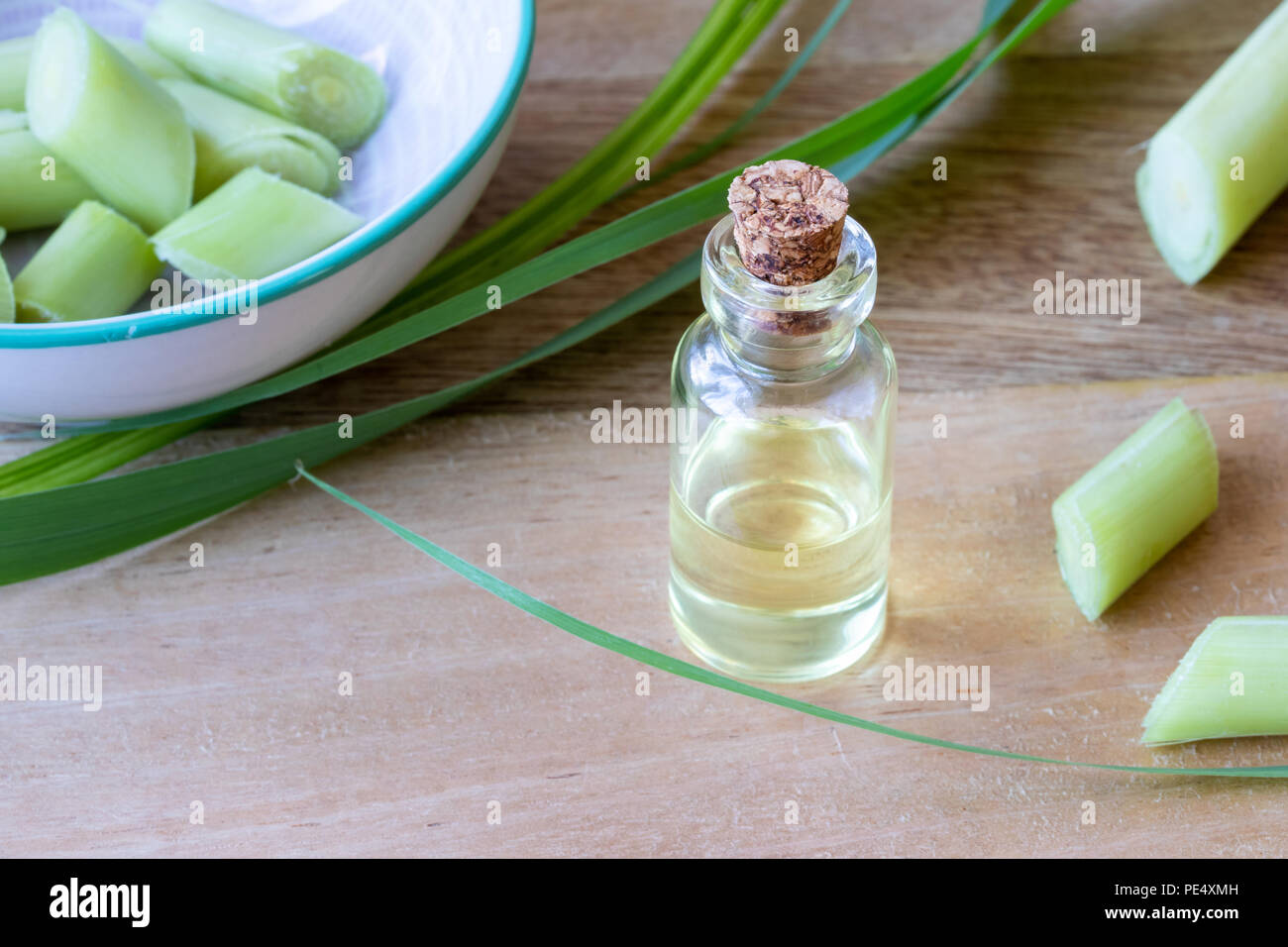 Una bottiglia di olio essenziale di limone fresco erba Foto Stock