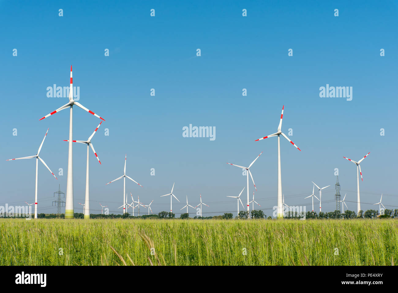Generatori di vento nei campi visto in Germania rurale Foto Stock