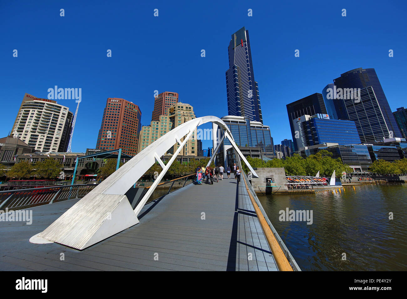 Southbank ponte pedonale sul Fiume Yarra e l'Eureka Tower, Melbourne, Victoria, Australia Foto Stock